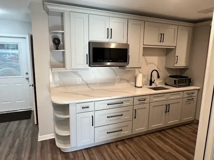Quartz Countertops White Cabinetry project completed by Venet LLC in Tampa Bay, Florida