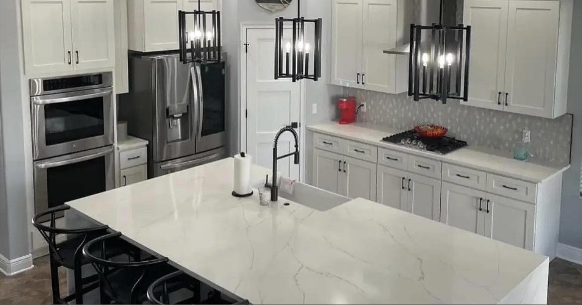 Veined quartz island countertop with bar seating by Venet LLC in Tampa Bay, Florida