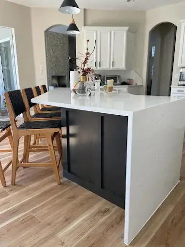 Quartz Breakfast Bar Kitchen project completed by Venet LLC in Tampa Bay, Florida