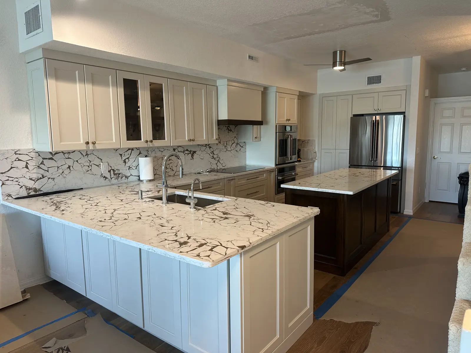 Granite kitchen remodel with full-height backsplash by Venet LLC in Tampa Bay, Florida